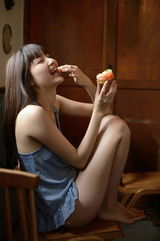 组图：90后时装美模新川优爱清纯神似柳岩 裸腿诱人