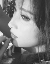 组图：蒋勤勤卧床美艳写真 穿吊带红唇性感销魂