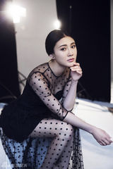 组图：张译木时尚大片 嫣然笑意尽展优雅