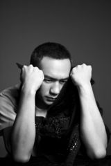 组图：黄觉闷骚系黑白大片 展现率真另类时尚