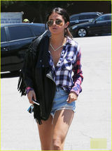 组图:赛琳娜戴黑超披皮衣 不羁神情帅气出街