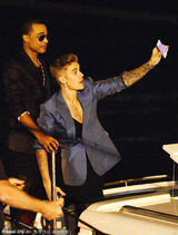 组图：比伯被揍后深夜精神亢奋 与女伴玩自拍