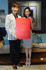 组图：《新娘大作战》杀青 倪妮Angelababy互吻喝交杯