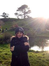 组图：邓紫棋新西兰游霍比特人小屋 笑称变巨人