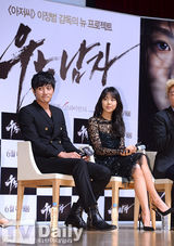 组图：《哭泣男人》张东健黑衣亮相 与粉丝互动