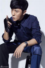 组图：林申镜头前轻咬领带眼神忧郁