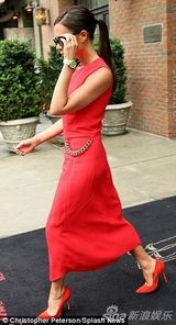 组图：贝嫂红色长裙冷艳现身 腰间金链条抢眼