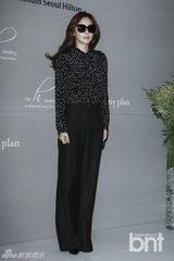 组图：韩星金雅中出席婚礼 裤装显长腿