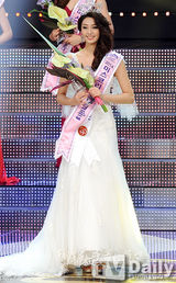 组图：韩国小姐诞生 50名佳丽似同一人