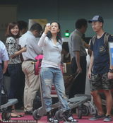 组图：钟丽缇油光满面玩自拍 性感不再肚腩醒目