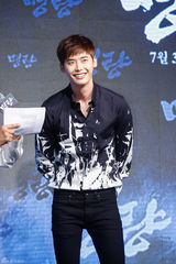 组图：朴有天李钟硕秀智等助阵《鸣梁》