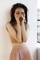 组图：徐璐性感杂志写真 睡衣上阵致命诱惑