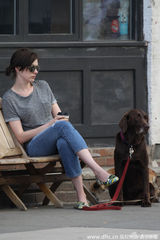 组图：海瑟薇街边狂吃甜甜圈 与老公情侣衫遛狗