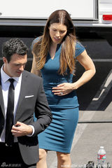 组图：杰西卡-贝尔赶拍美剧小腹微凸疑似有孕