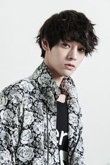 组图：韩星郑俊英拍写真 眼神犀利时尚帅气