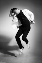 组图：贺刚黑白系写真曝光 灵动热情活力四射