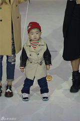 组图：女神的新衣迎小眼正太 脱裤子卖萌走秀