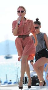 组图:天后凯莉-米洛卖力飙歌 表情狰狞难掩皱纹