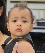 组图:金-卡戴珊街头抱娃似主妇 紧身裙勾勒丰臀