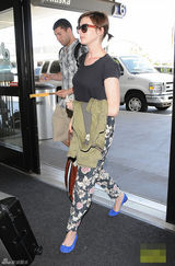 组图：海瑟薇便装赶飞机 扎小辫碎花裤显清爽