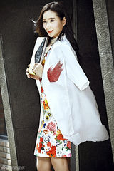 组图：杨恭如初夏完美搭配 展都市女强人范