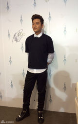 组图：贾乃亮七夕现身家乡捞金 与粉丝亲密互动