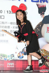 组图：乔乔cospaly化身小魔女 萌样超卡哇伊