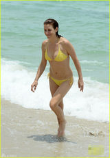 组图：凯特-沃什身材走样 与男友甜蜜戏水