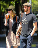 组图：艾玛斯通和加菲尔德十指紧扣甜蜜外出