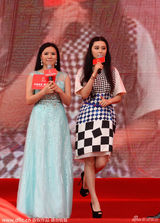 组图：范冰冰格纹短裙捞金 遭众保安狂拍