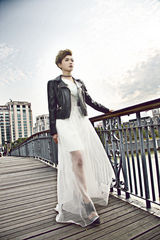 组图：万茜全新朋克大片显帅气时尚气质