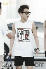 组图：EXO赴成都开唱 灿烈黑衣扮酷世勋帅气