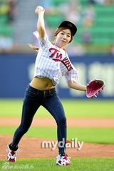 组图：韩星安素美为棒球赛开球露脐超性感