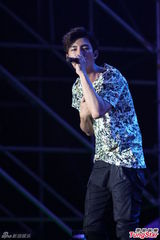 组图：炎亚纶演出人气爆棚 自曝好身材下次再秀