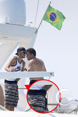 组图：内马尔与友人海边度假 下体奇痒当众掏裆