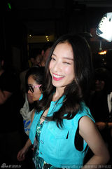 组图：倪妮怒指跟拍记者 表情夸张显率性可爱