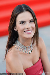 组图：维秘超模安布罗休助阵威尼斯 挤沟送吻