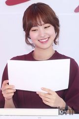 组图：韩星陈世妍红裙娇美捂嘴甜笑