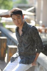 组图：巩峥春季写真 明朗儒雅尽显绅士