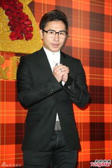 组图：黄小柔出嫁盼造人 穿低胸婚纱挽老公亮相