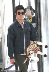 组图：霍思燕与男友杜江一同现身 牵手甜蜜秀恩爱