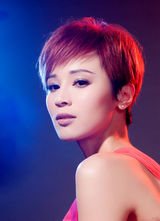 组图：石小群拍摄新年写真 红裳飞舞性感惹火