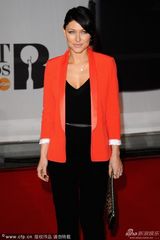 组图：Emma Willis深V套装亮相 尽显凹凸好身段