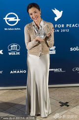 组图：杨紫琼出席活动 朱莉挺孕肚获皮特护驾亮相