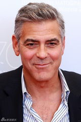 组图：开幕片《地心引力》发布 克鲁尼帅气亮相