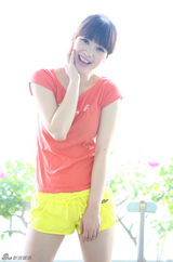 组图：柳岩彩纱逆光身姿优雅 笑容迷人清新十足