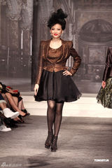 组图：林志玲透视装现身妩媚性感 看众名模走秀