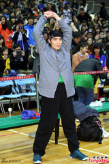 组图：萧敬腾一扫泼粪阴霾 展笑颜和学生打球