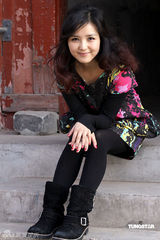 幻灯图集：何洁逛京城胡同拍写真 装扮青春洋溢