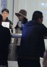 组图：田朴珺美国归来未见王石 装扮贵妇拿玩偶